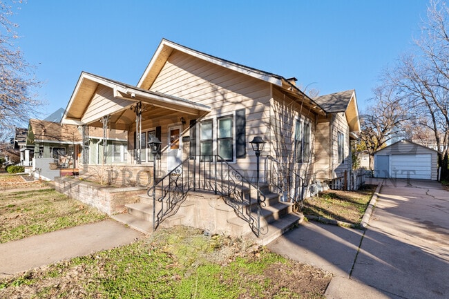 Photo - 806 N Faulkner St