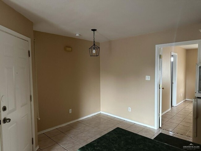 12 W Daffodil Ave