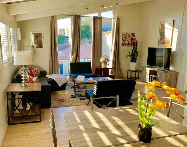 Sala de estar - 1153 N Ogden Dr Unidad Ogden Duplex Upstairs