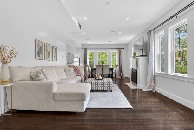 Building Photo - 319 Forest Hills St Unit 2
