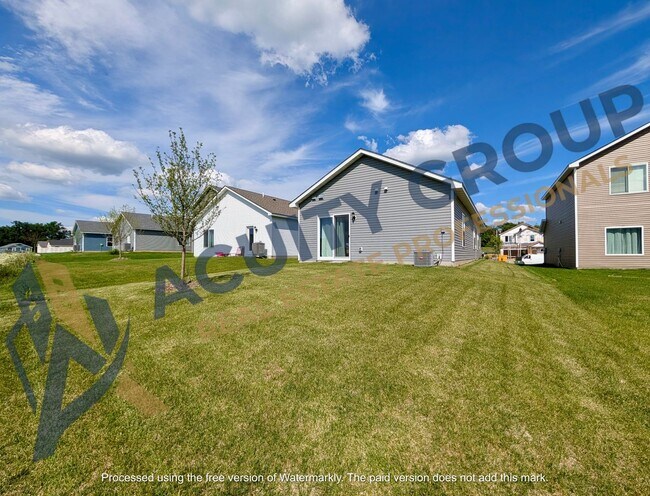 Photo - 501 Redwood St N