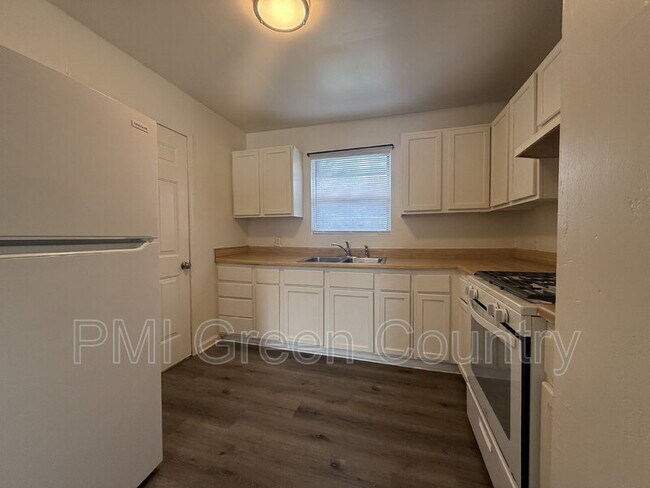 Photo - 6117 N Main St