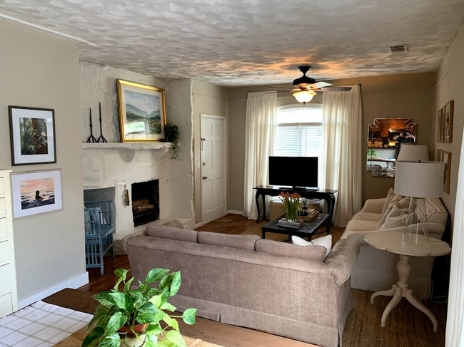 2105 English Village Ln Unidad A