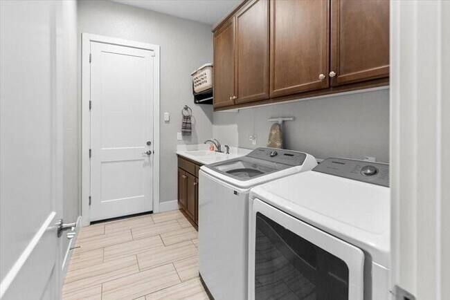 Photo - Gorgeous 3 Bedroom 2 Bathroom Manteca Home