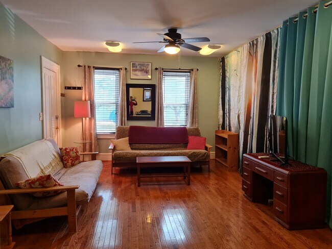 Living Room - 21 Beacon St Unidad lower