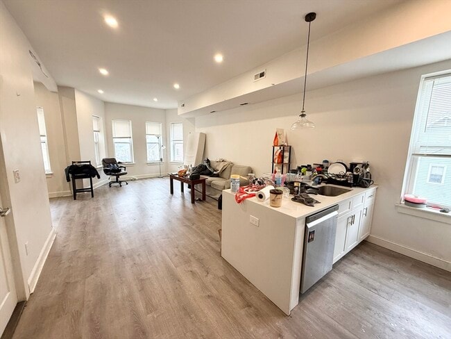 Photo - 301-305-305 Dudley St Unit 4