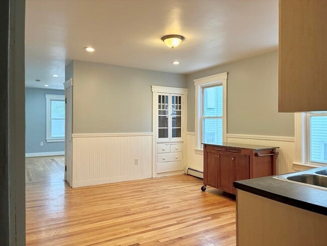 Building Photo - 51 Catharine St Unit 2