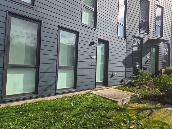 Building Photo - N Vancouver (3215) Unit ADU