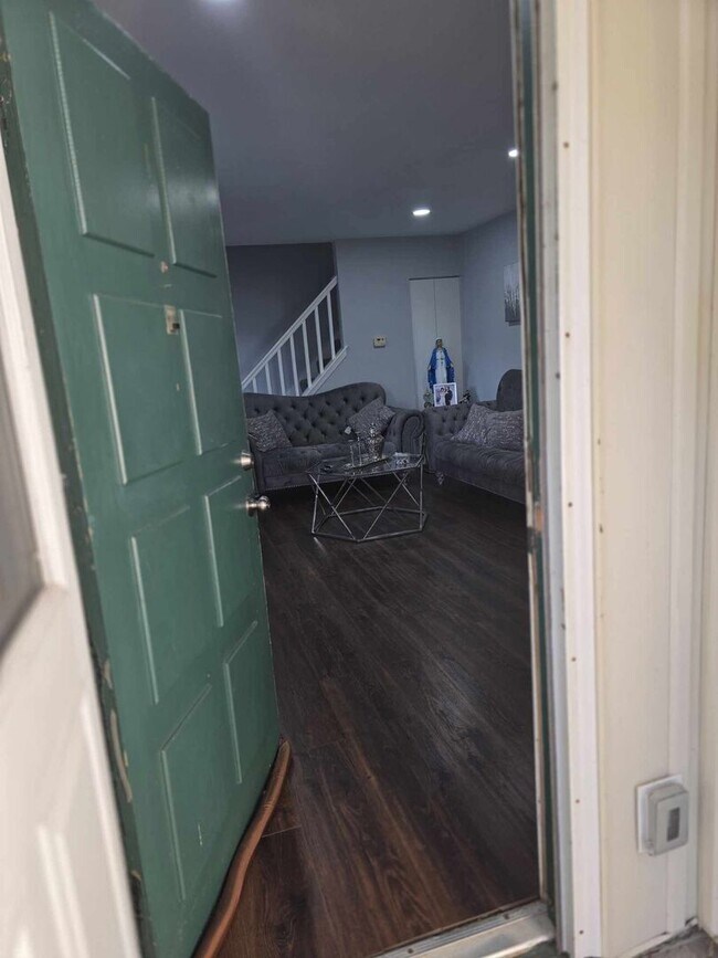 Photo - 877 Wellington Ave