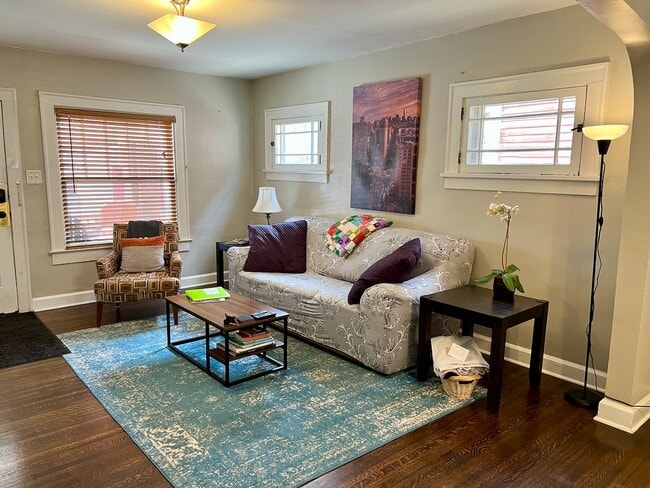 Living room / 55" smart TV