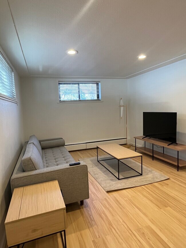 livingroom - 13990 Berry Rd Unit Garden-Level Basement