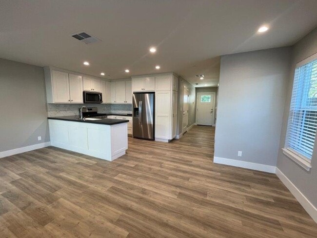 Photo - Tahoe Park 2 Bedroom Near UC Davis Med Center