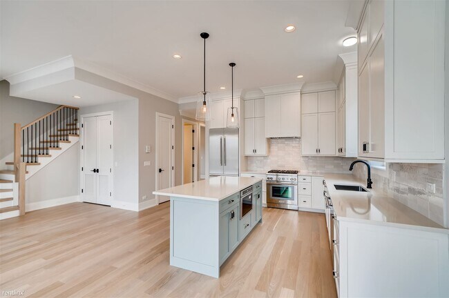 Photo - 3 br, 2 bath Condo - 2240 W Medill Ave