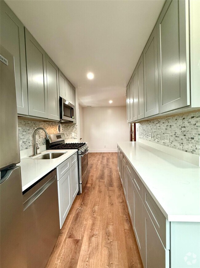 Building Photo - 60-66-66 75th St Rental