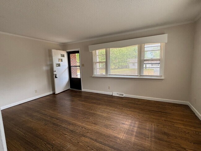 Photo - 3 BR with deck conveninent to Four Seasons Mall