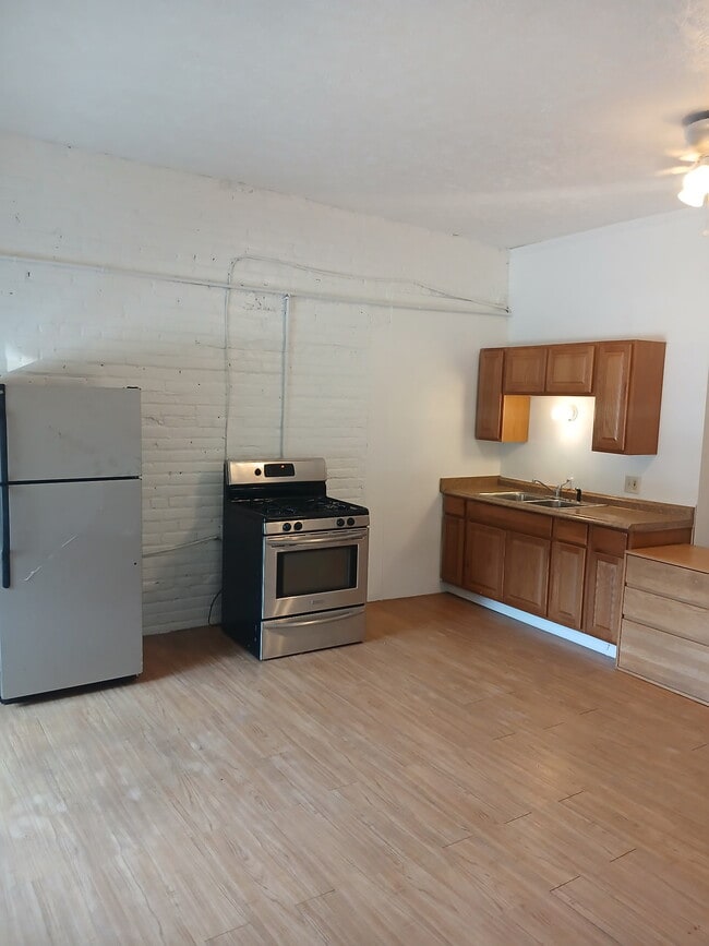 Kitchen area Large refrigerator/freezer - 2210 Murray Hill Rd
