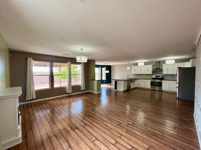 Photo - Large 3 Bedroom 2.5 Bathroom Located In Th...