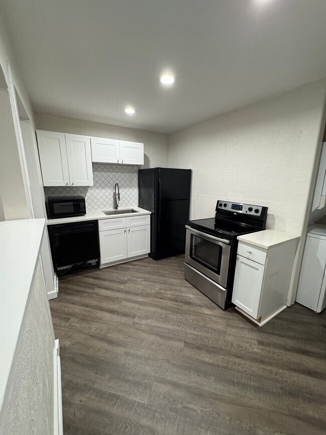 Photo - Beautiful Mount Auburn Gem Unidad Apt 3