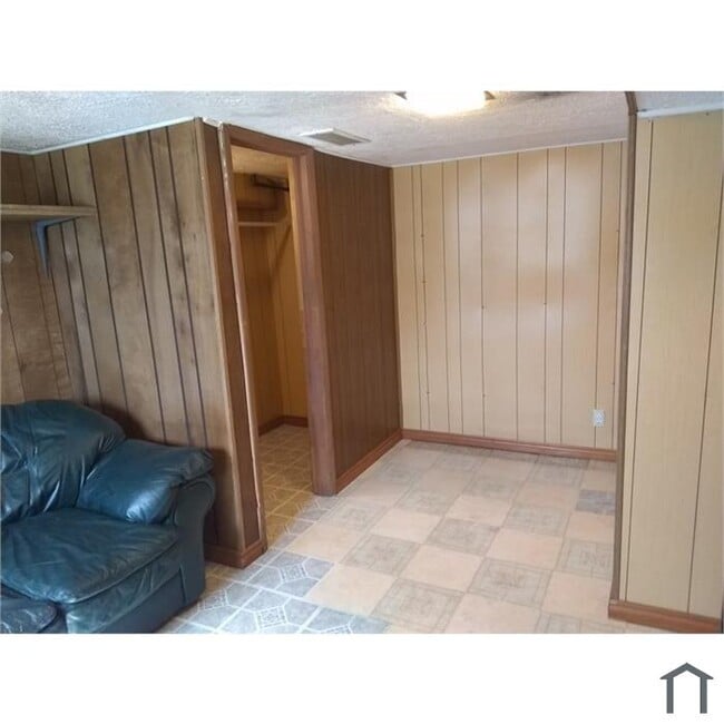 West Closet - 122 E Vidas Ave