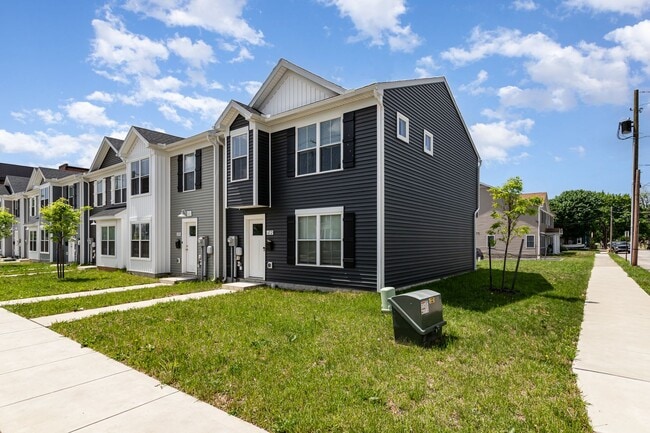 Photo - 652 N College St