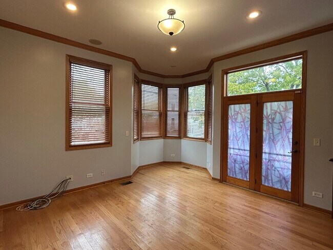 Living Space - 1901 S May St Unit 1