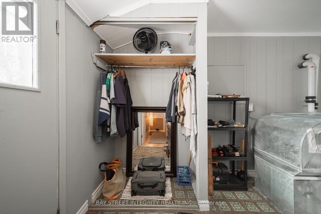 Photo - 74 De La Salle Blvd