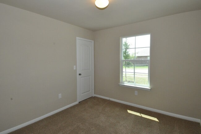 Photo - Dont Miss This Beauty In A Quiet Community