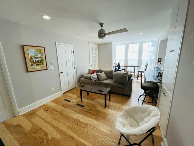 Building Photo - 27 Oak St Unit Full House