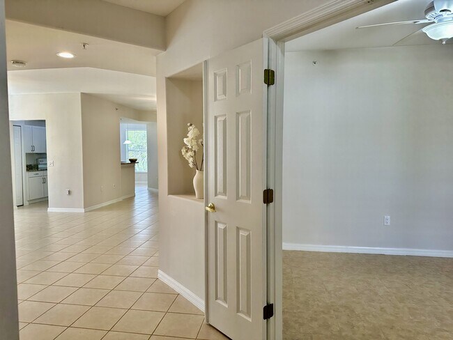 Photo - 1345 Henley St Unidad 707
