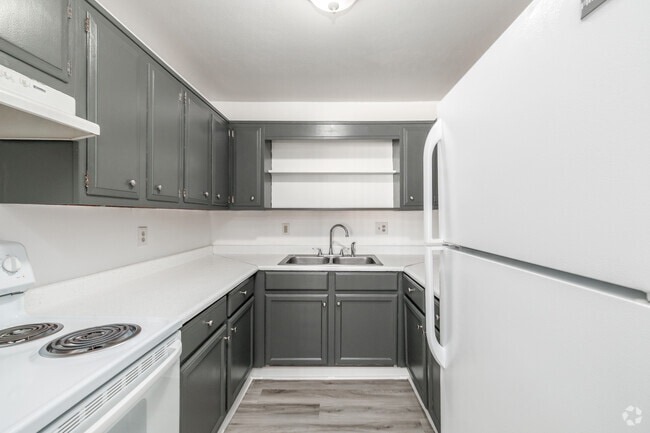 2BR, 1BA - 854SF - Kitchen - Glen View Apartments