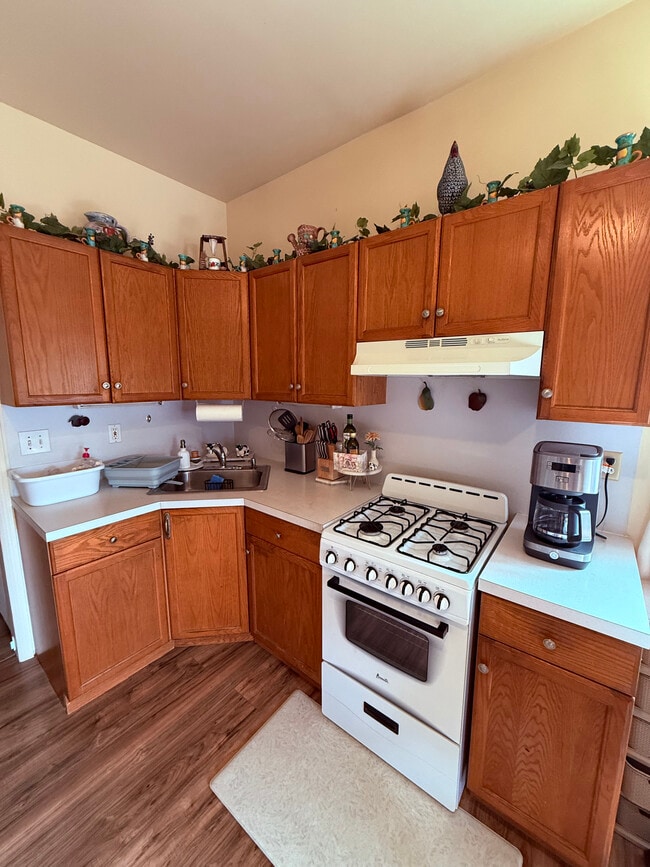 ¡Mucho espacio de almacenamiento con despensa ADICIONAL! - 226 E Main St Unidad 1