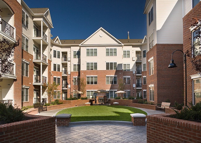 Courtyard - 200 W Elm St Unit 1130