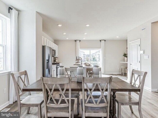 Photo - 216 Macoun Way