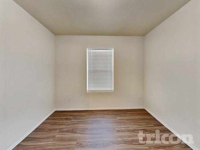 Photo - 5632 McClelland St