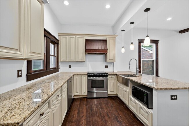 Photo - 937 Mansfield St