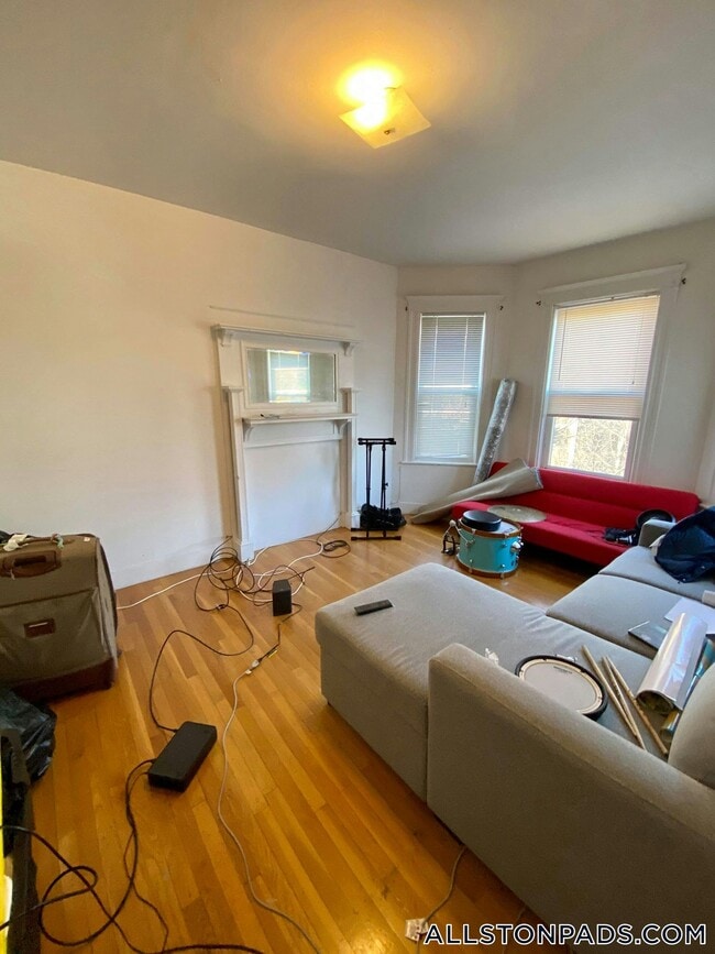 Building Photo - 530 Cambridge St Unit 3