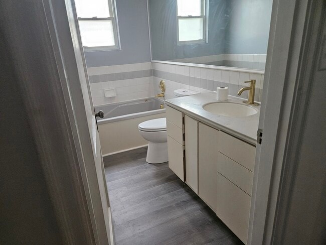 Bath - 105 Ohio St Unit A