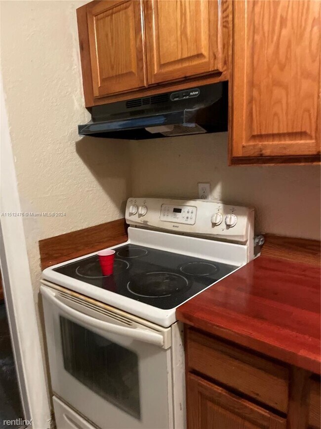 Photo - 4 br, 2 bath House - 640 SW 16th Ave # 1-4