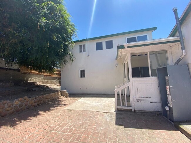 Photo - Large House, Close to Campus!!