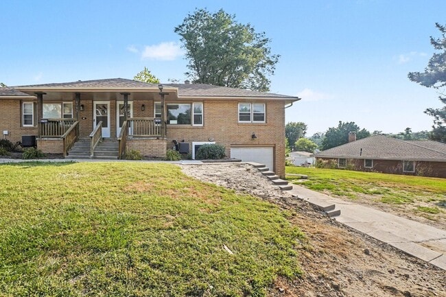 Building Photo - Modern Comfort meets Convenience - 3BR/2BA Duplex