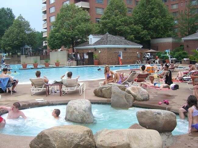 Photo - 1121 Arlington Blvd Unit 1121