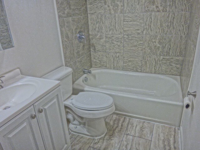 Bathroom - 1207 Green St Unit 2