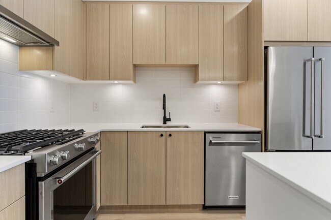 Photo - 2771-2771 Montrose Ave