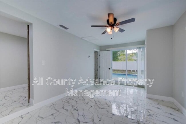 Building Photo - 425 Orangewood Dr