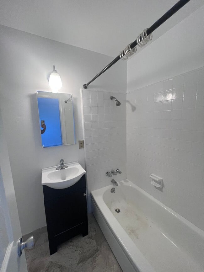 Building Photo - Midtown Ventura - One bedroom, one bath up... Rental