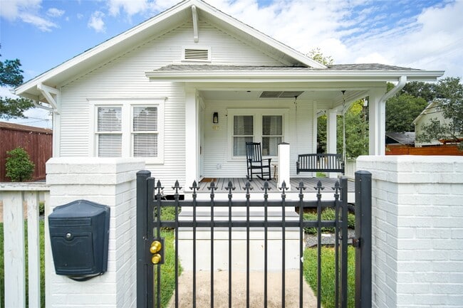 Photo - 811 W 13th St