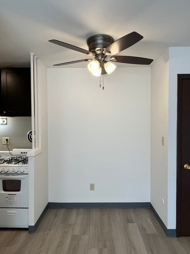 Corner Unit Dining Area