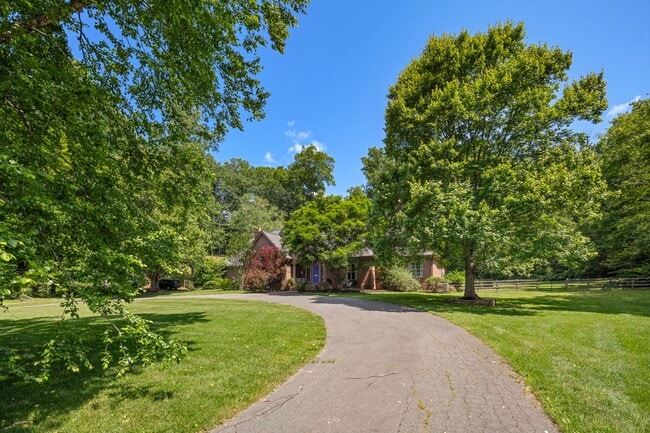 Photo - Spacious 6-Bedroom Furnished Home Near Ash...