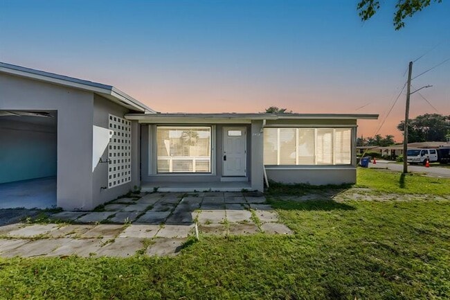 Photo - 2935 Washington St