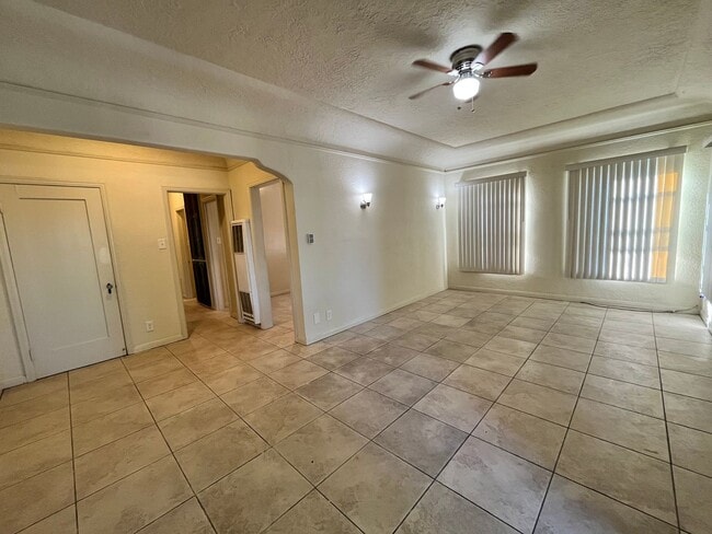 Photo - LARGE UPSTAIRS ONE BEDROOM ONE BATH! WITH ... Unidad 2516A